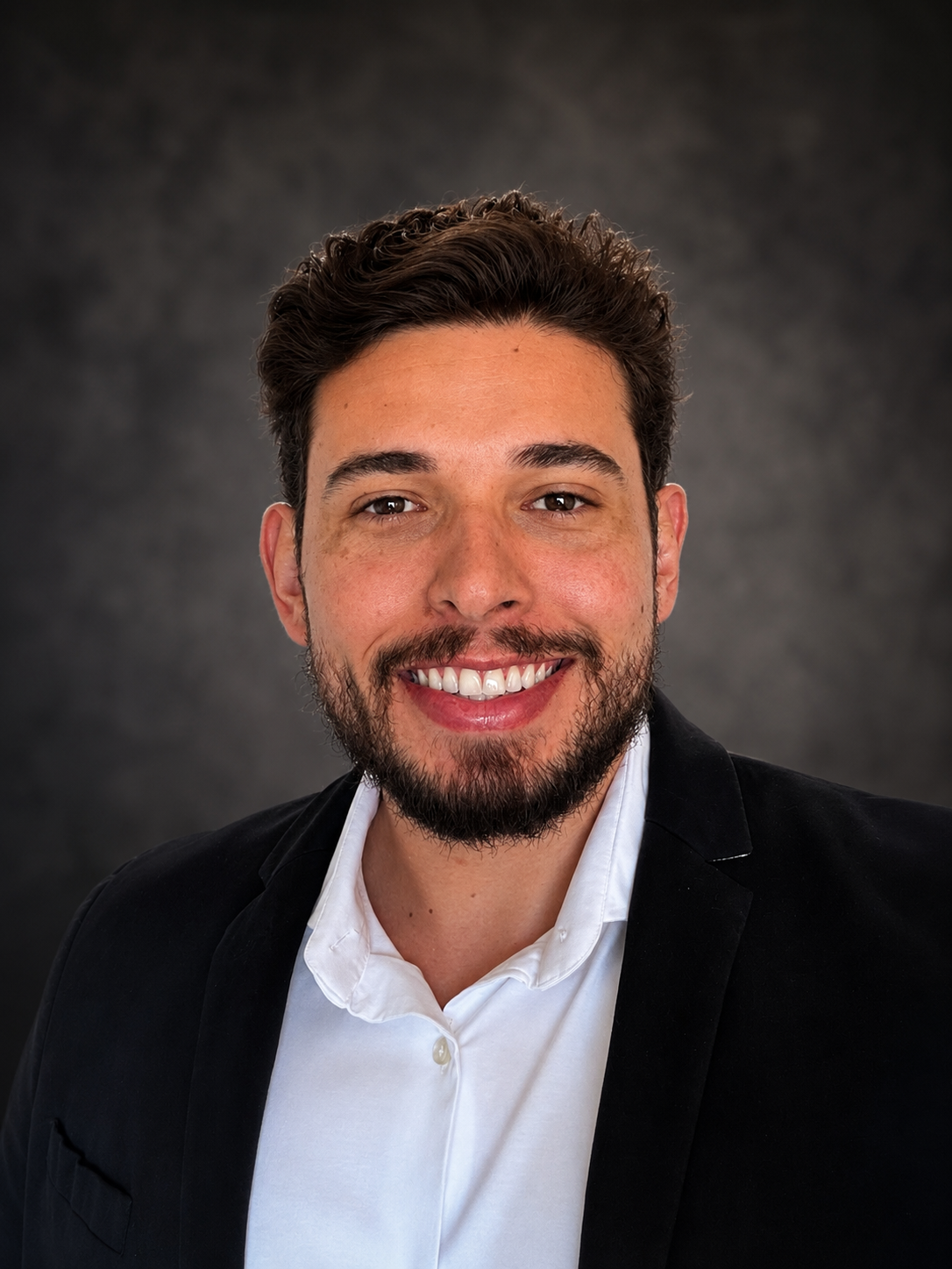 Retrato profissional do Dr. Lucas Balbueno Sousa